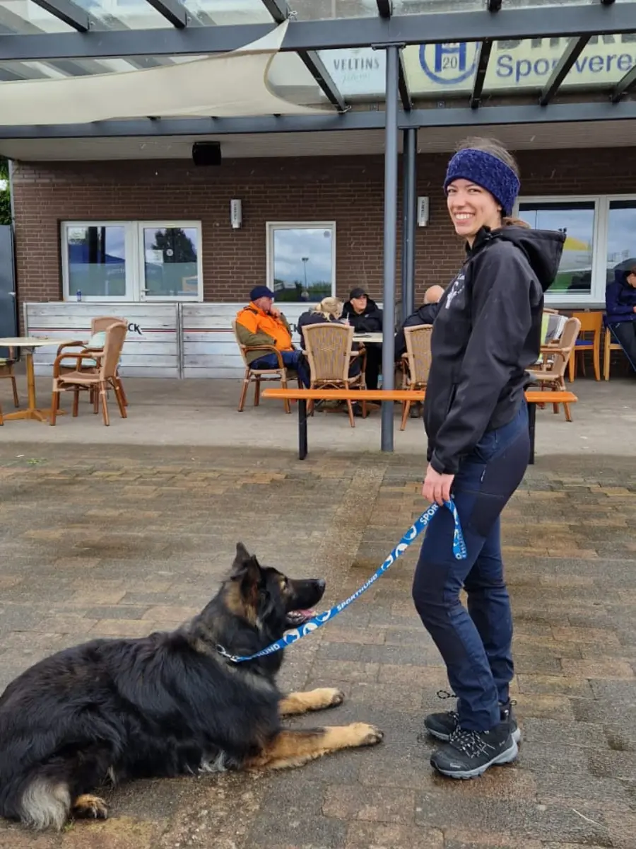 Lena mit ihrem Deutschen Schäferhund bei der DJJM