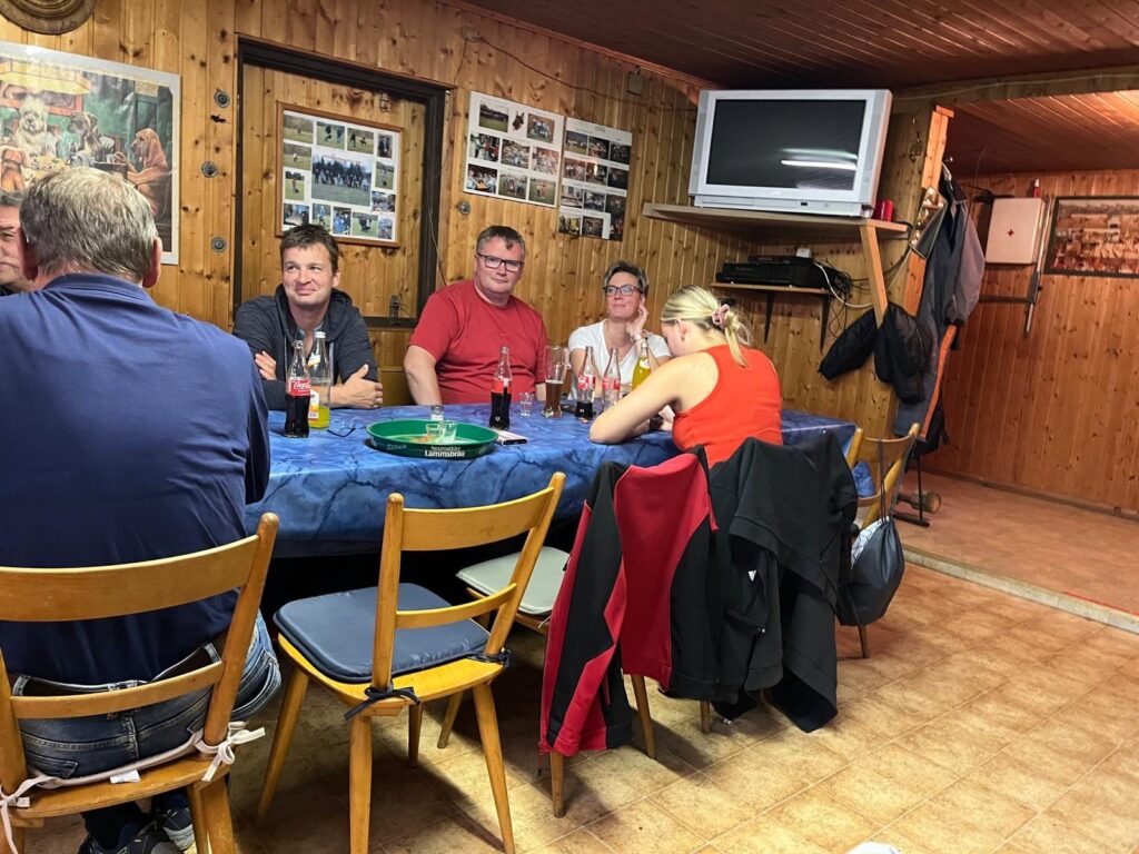 Mitglieder und Gäste beim gemeinsamen Vereinsessen im Vereinsheim der SV OG Wörth