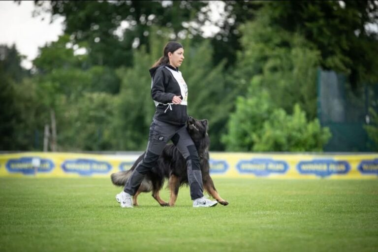 Lena und Edgar bei der Fußarbeit im Stadion der DJJM 2025