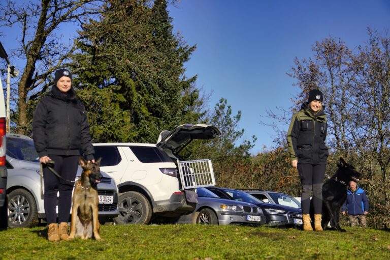 Zwei Mensch-Hund-Teams beim Prüfungstag der SV OG Wörth