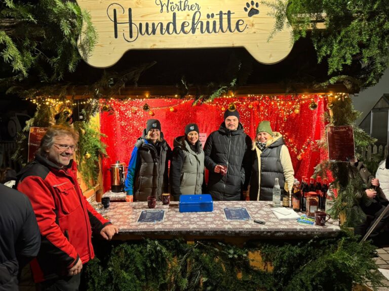 Helferteam der SV OG Wörth vor dem weihnachtlich geschmückten Vereinsstand