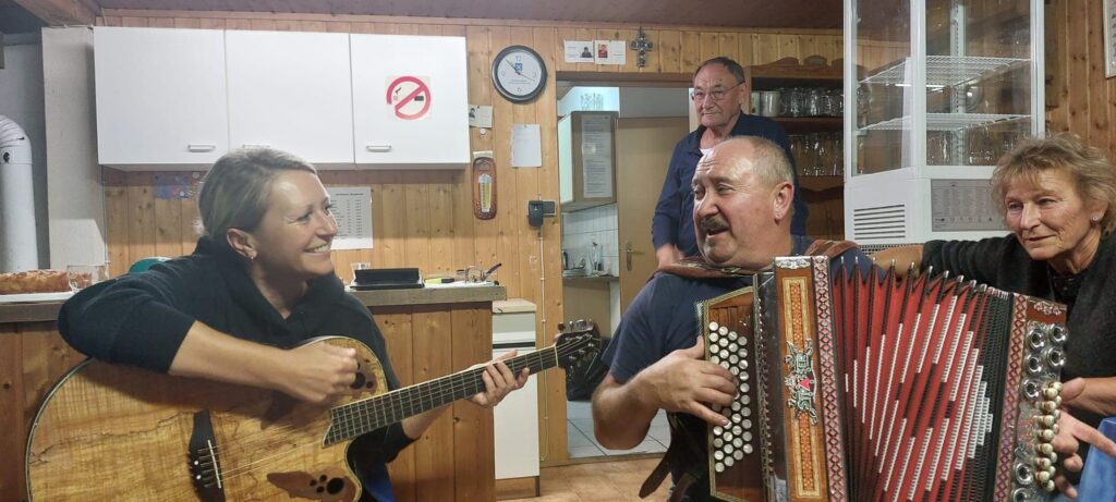 Zwei Musiker mit Gitarre und Akkordeon beim Vereinsessen