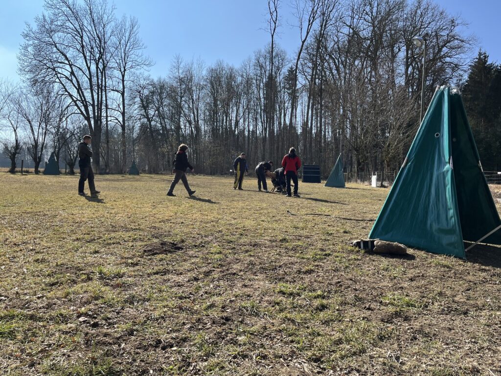 Blick über den Trainingsplatz in Moos