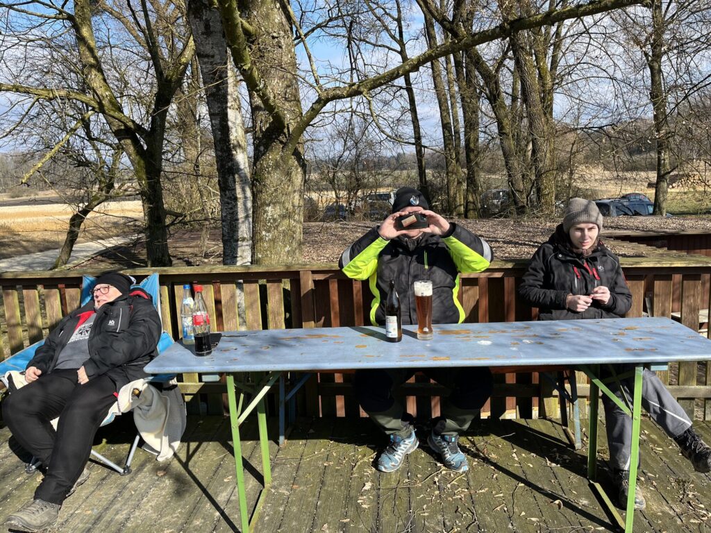 Vereinsmitglieder am Rand des Trainingsplatzes