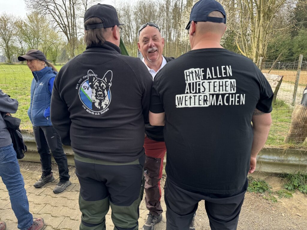 Vereinsmitglieder am Rand des Prüfungsplatzes