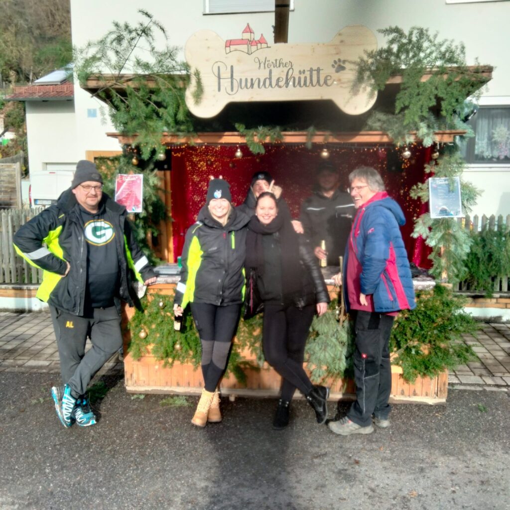 Mitglieder der SV OG Wörth vor ihrem Stand auf dem Weihnachtsmarkt