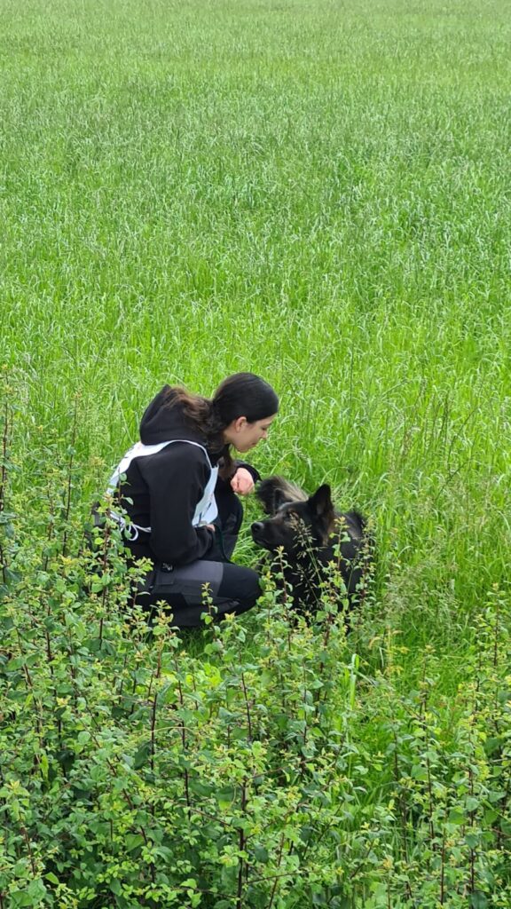 Lena und Edgar bei einem gemeinsamen Moment im Grünen