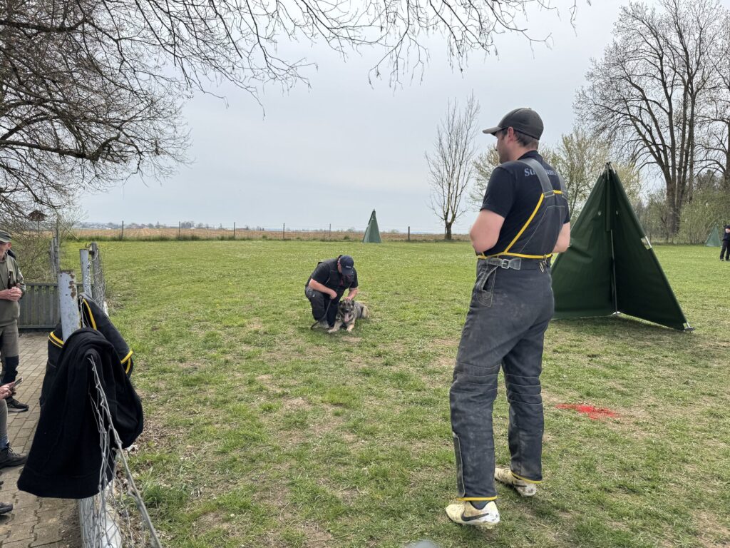 Vorbereitung eines Mensch-Hund-Teams auf die Übung