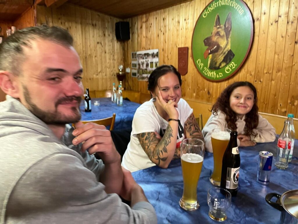 Gäste in geselliger Runde beim Vereinsessen der Ortsgruppe