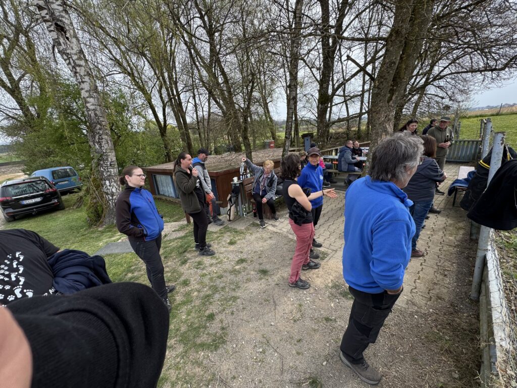 Teilnehmende am Prüfungsplatz in Moos