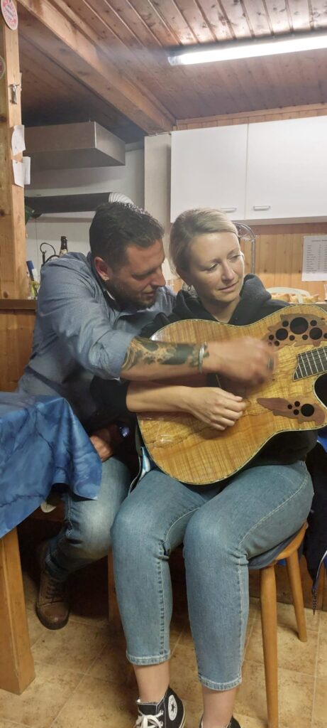 Musikalische Begleitung mit einer Gitarre während des Vereinsabends