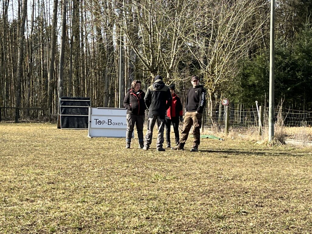 Teilnehmende auf dem Trainingsgelände
