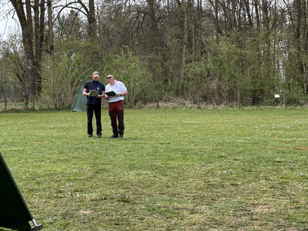 Gemeinsame Besprechung auf dem Prüfungsplatz