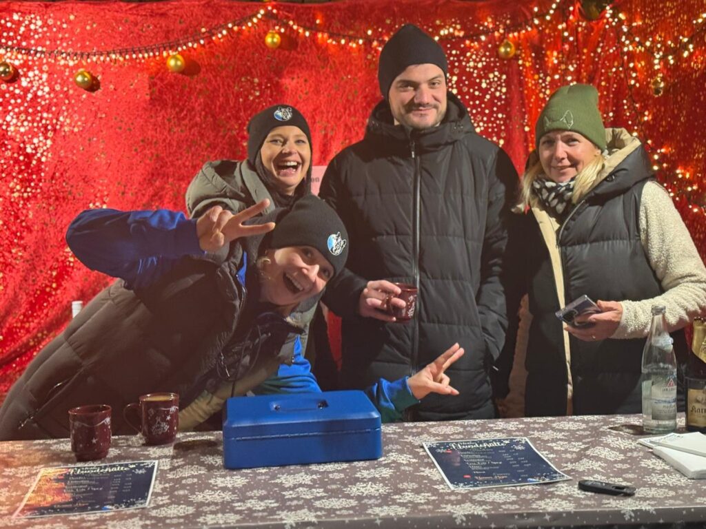 Gut gelauntes Helferteam hinter der Theke des Weihnachtsmarktstands