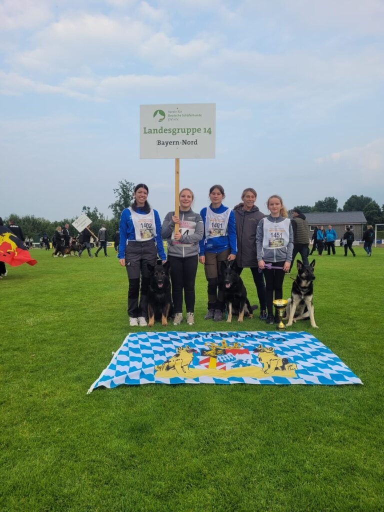 Mannschaft der Landesgruppe Bayern-Nord mit ihren Hunden