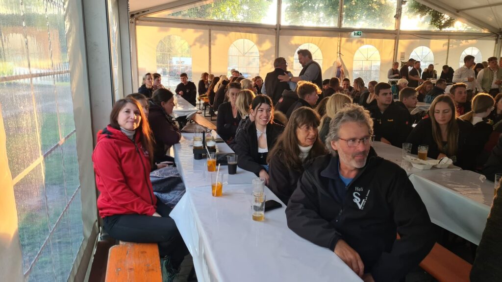 Teilnehmende und Begleitpersonen gemeinsam im Festzelt