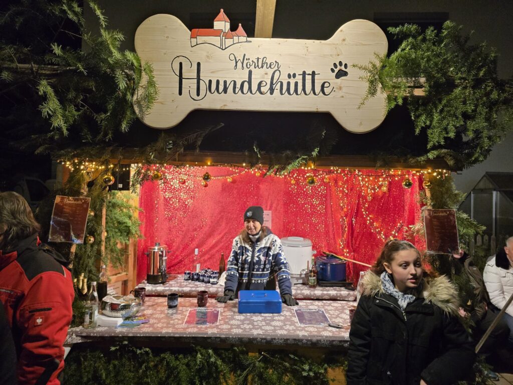 Festlich beleuchteter Weihnachtsmarktstand der Wörther Hundehütte