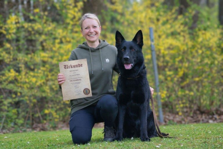 Marta mit Nox von der Glacis und der Urkunde zur bestandenen IGP-1-Prüfung