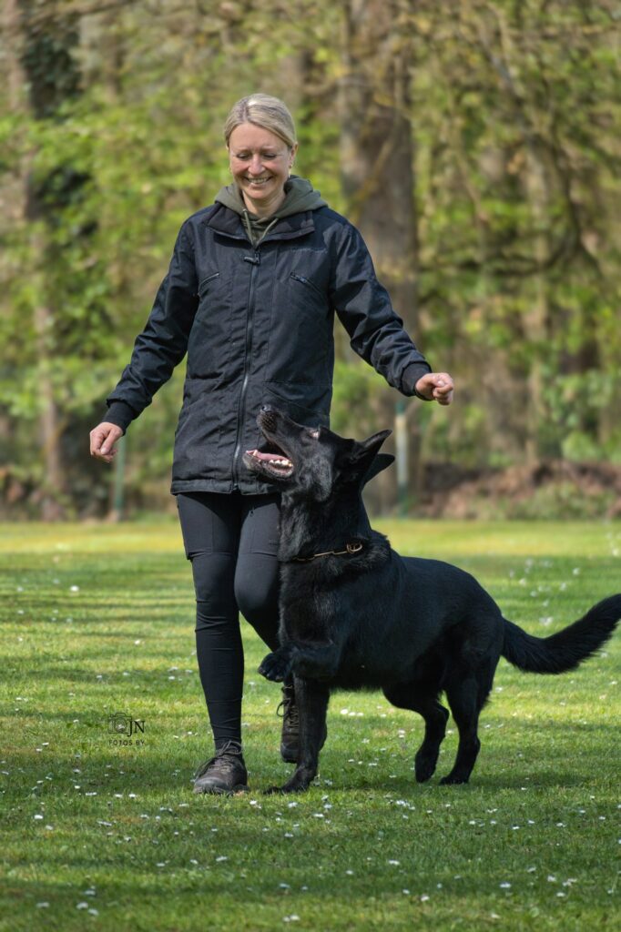 Marta und Nox als eingespieltes Mensch-Hund-Team auf dem Übungsplatz